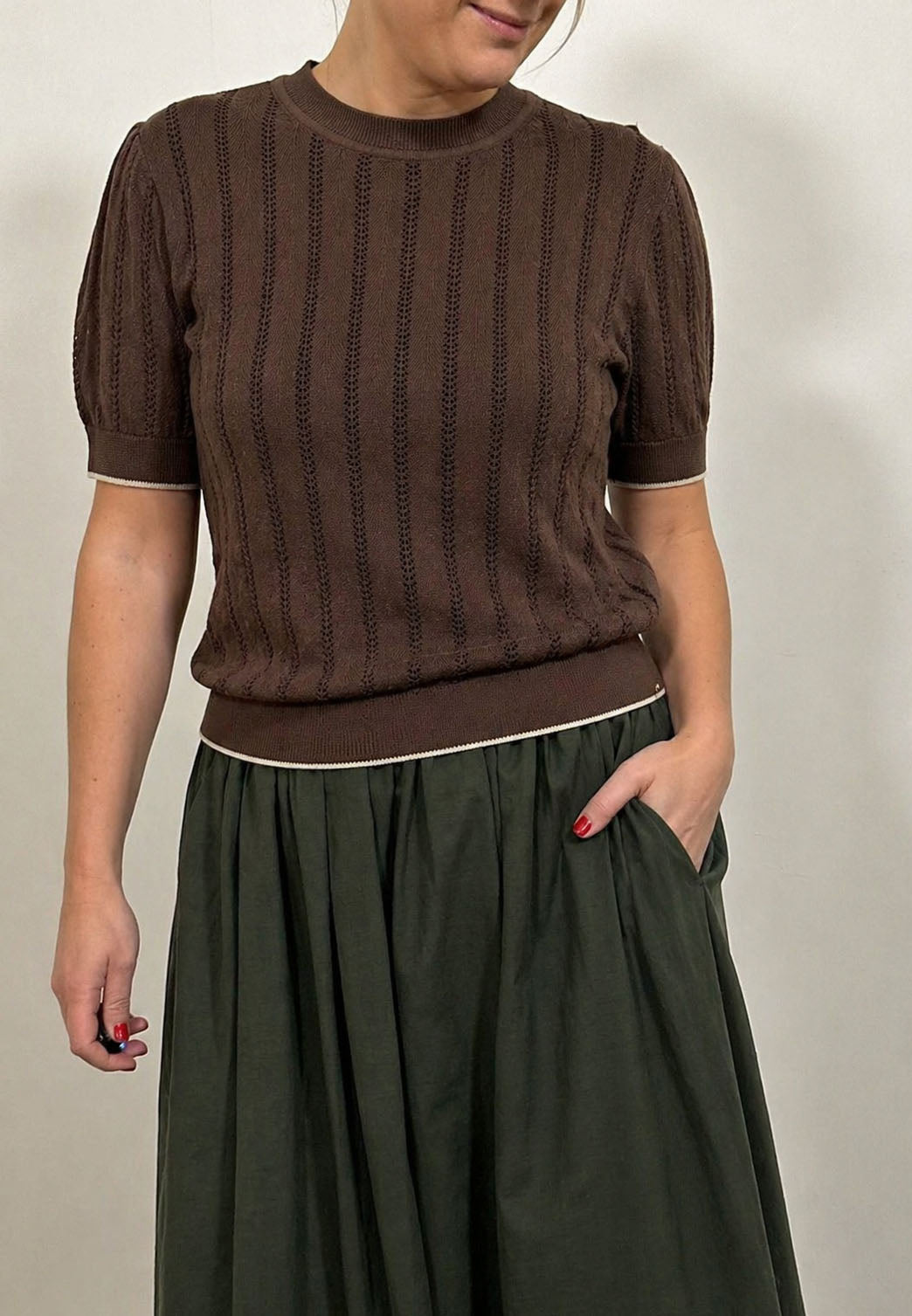 GROBUND Almine T-Shirt – die in Schokolade mit Kontrastrand