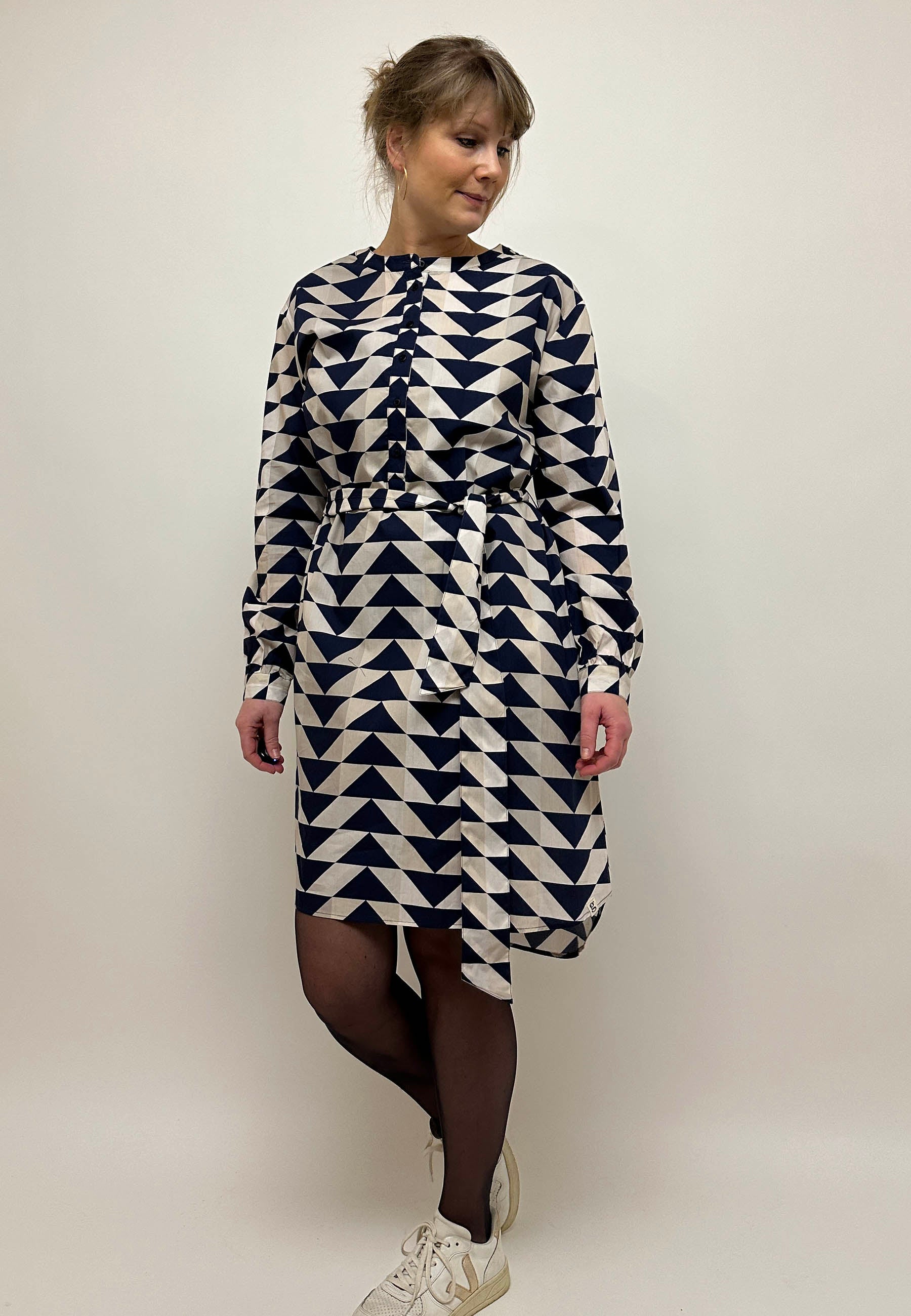 GROBUND Maalia Hemdblusenkleid – das mit blauem Steppmuster
