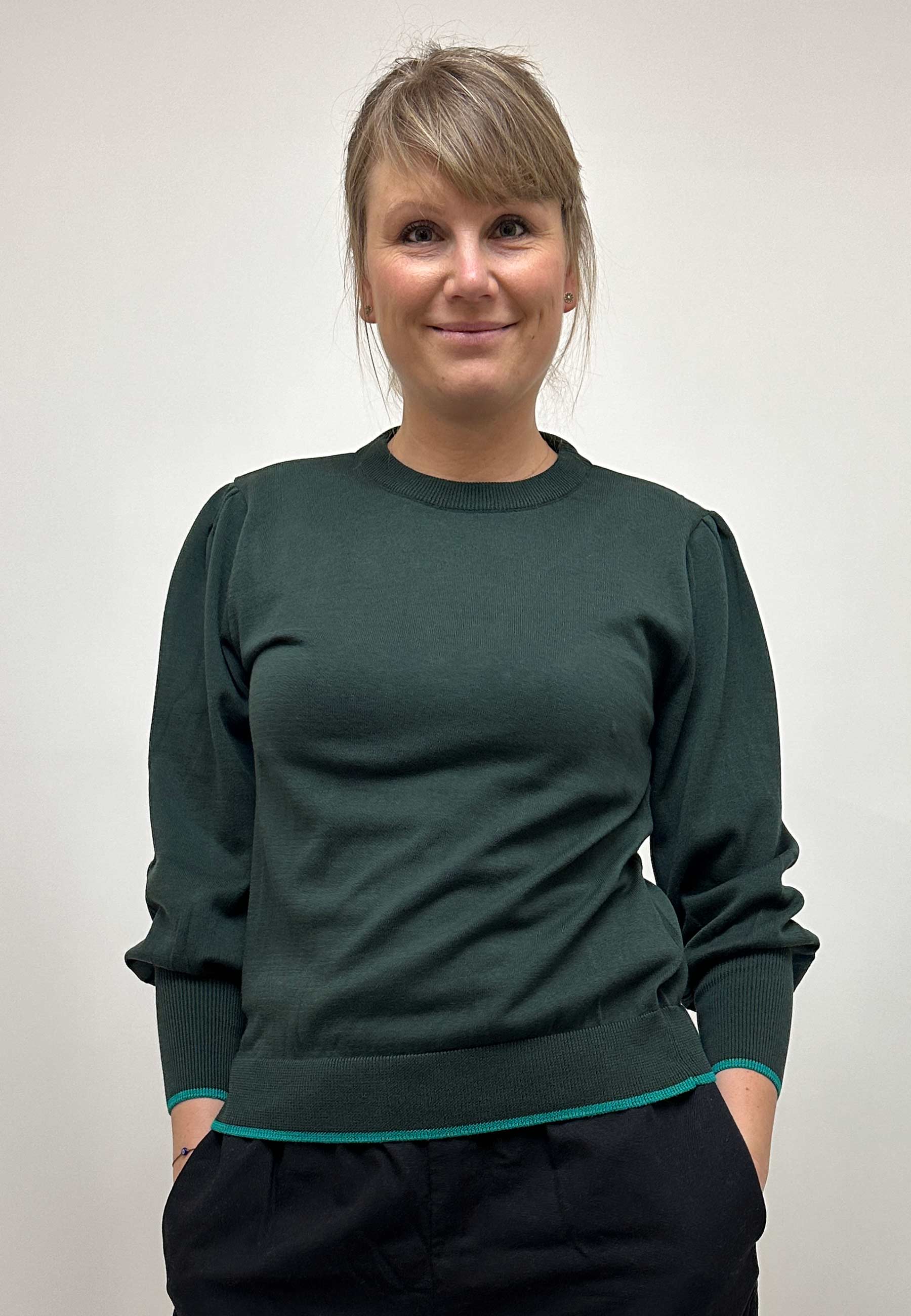 GROBUND Ingeborg Strickpullover – der dunkelgrüne mit Kontrastrand