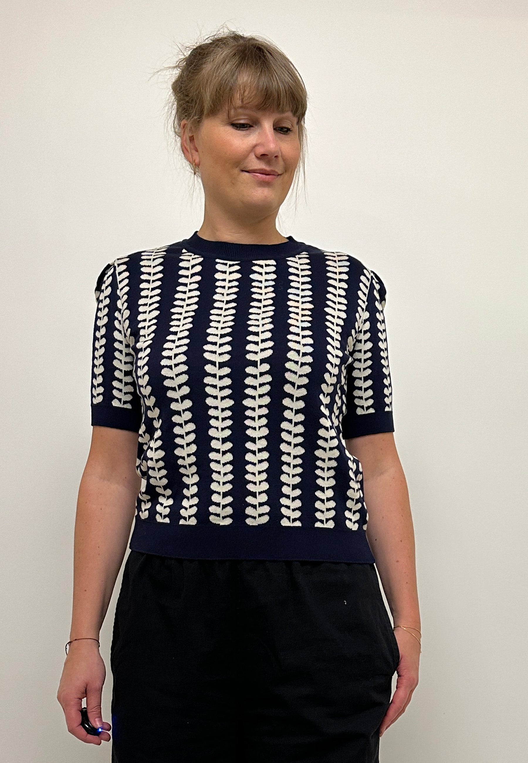 GROBUND Alva T-Shirt – die in Marineblau mit Blättern