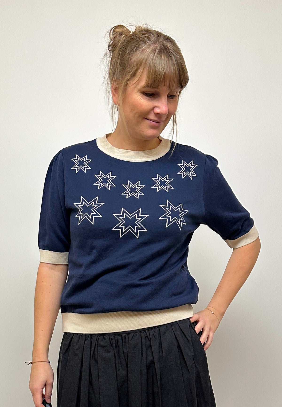 GROBUND Alva Tee – der blaue mit Weihnachtssternen