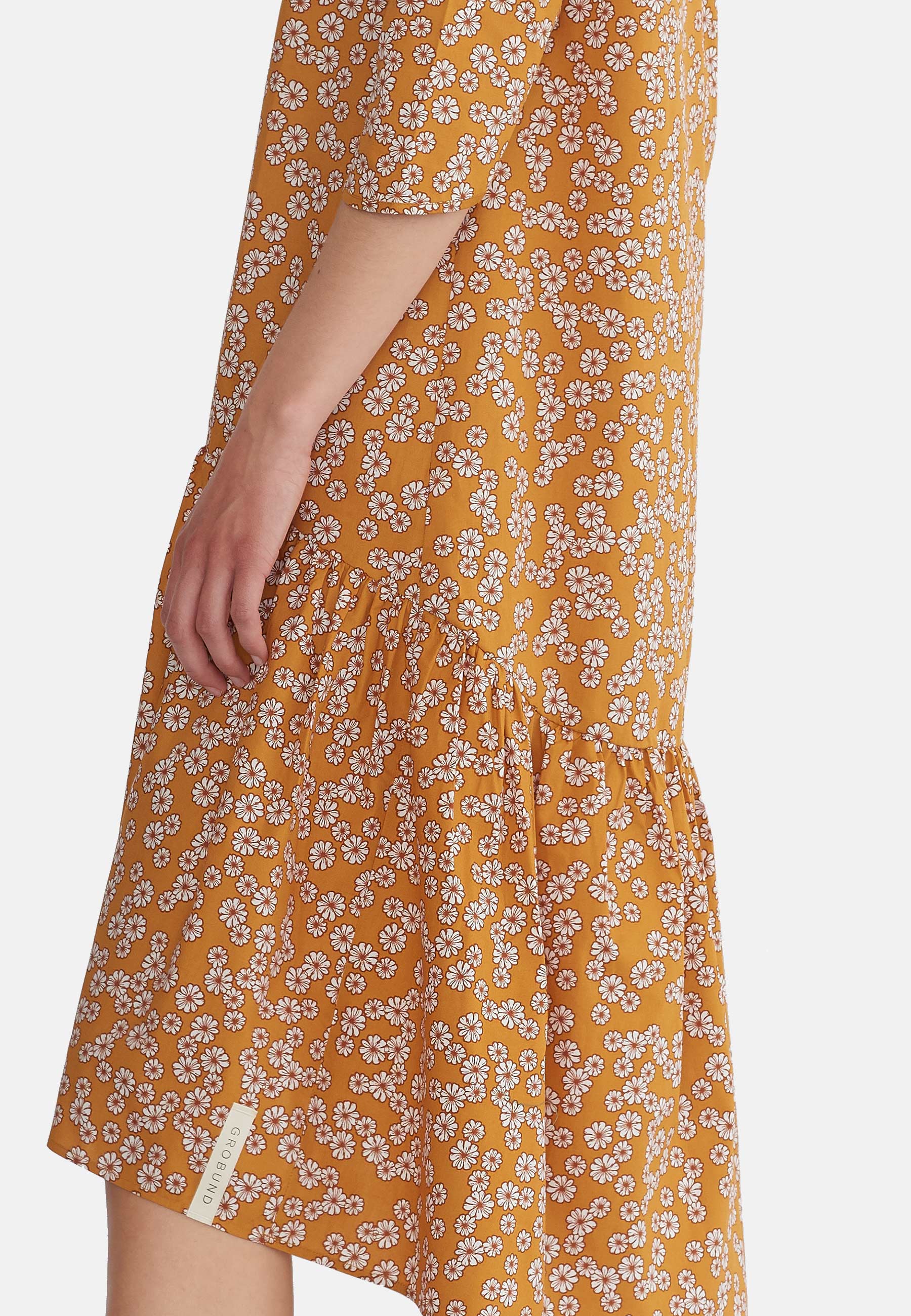 GROBUND Manilla Kleid – das Bohème in Kurkuma mit Blumen