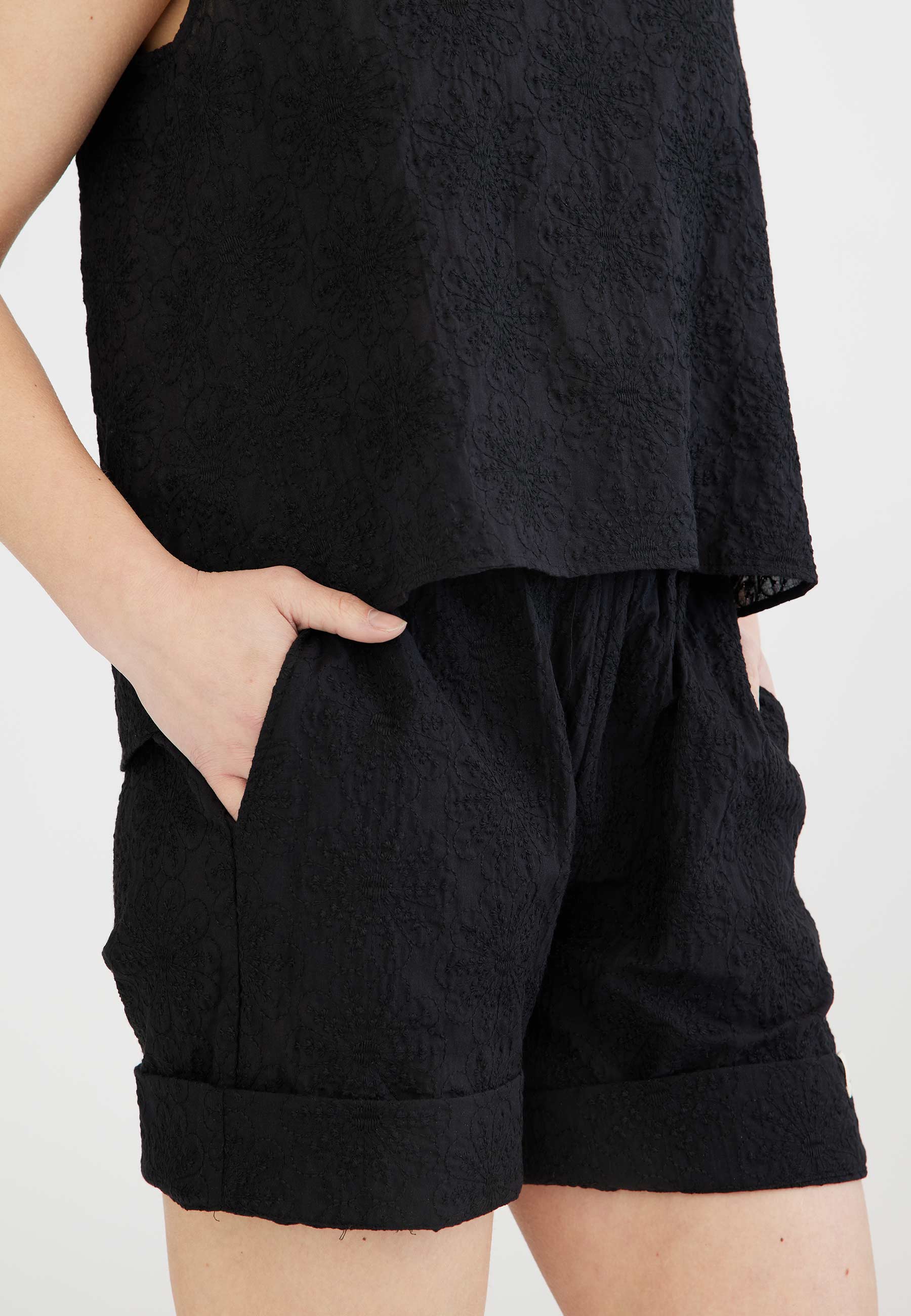 GROBUND Naomi Shorts – in Schwarz mit Blumenstickerei