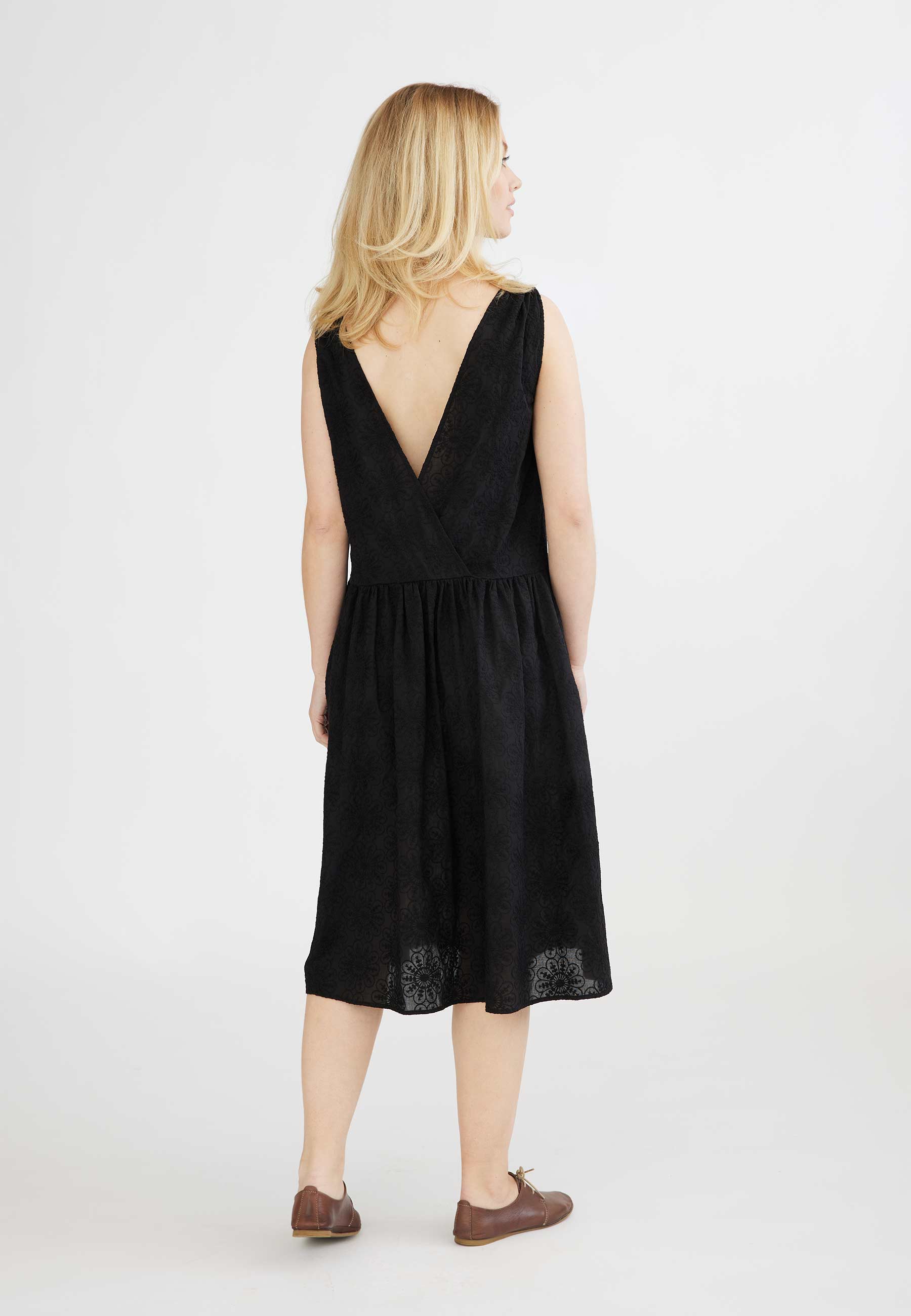 GROBUND Vilma Kleid – das wendbare in Schwarz mit Blumenstickerei