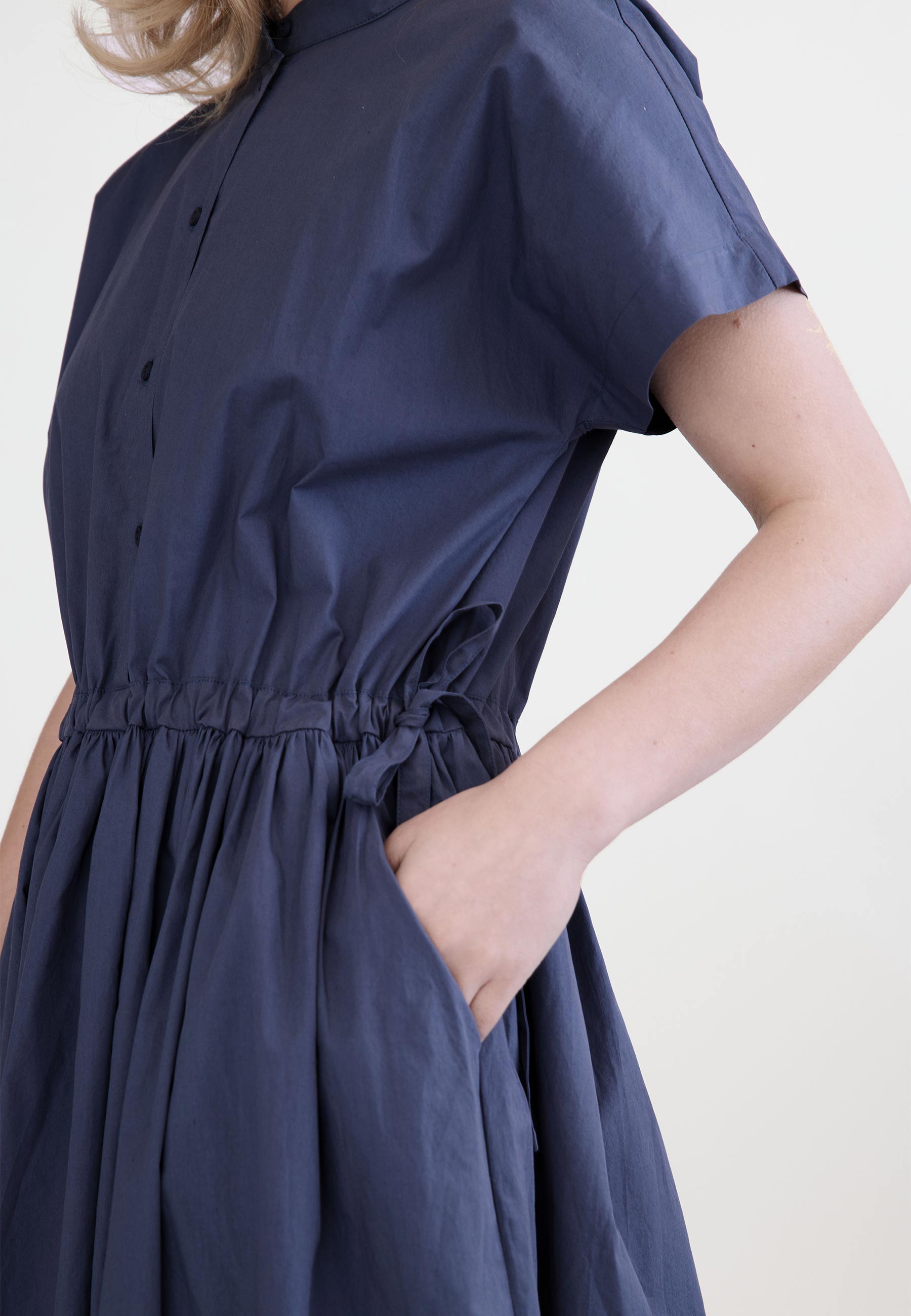 GROBUND Vigga Kleid - das mit Knöpfen in Vintage-Blau
