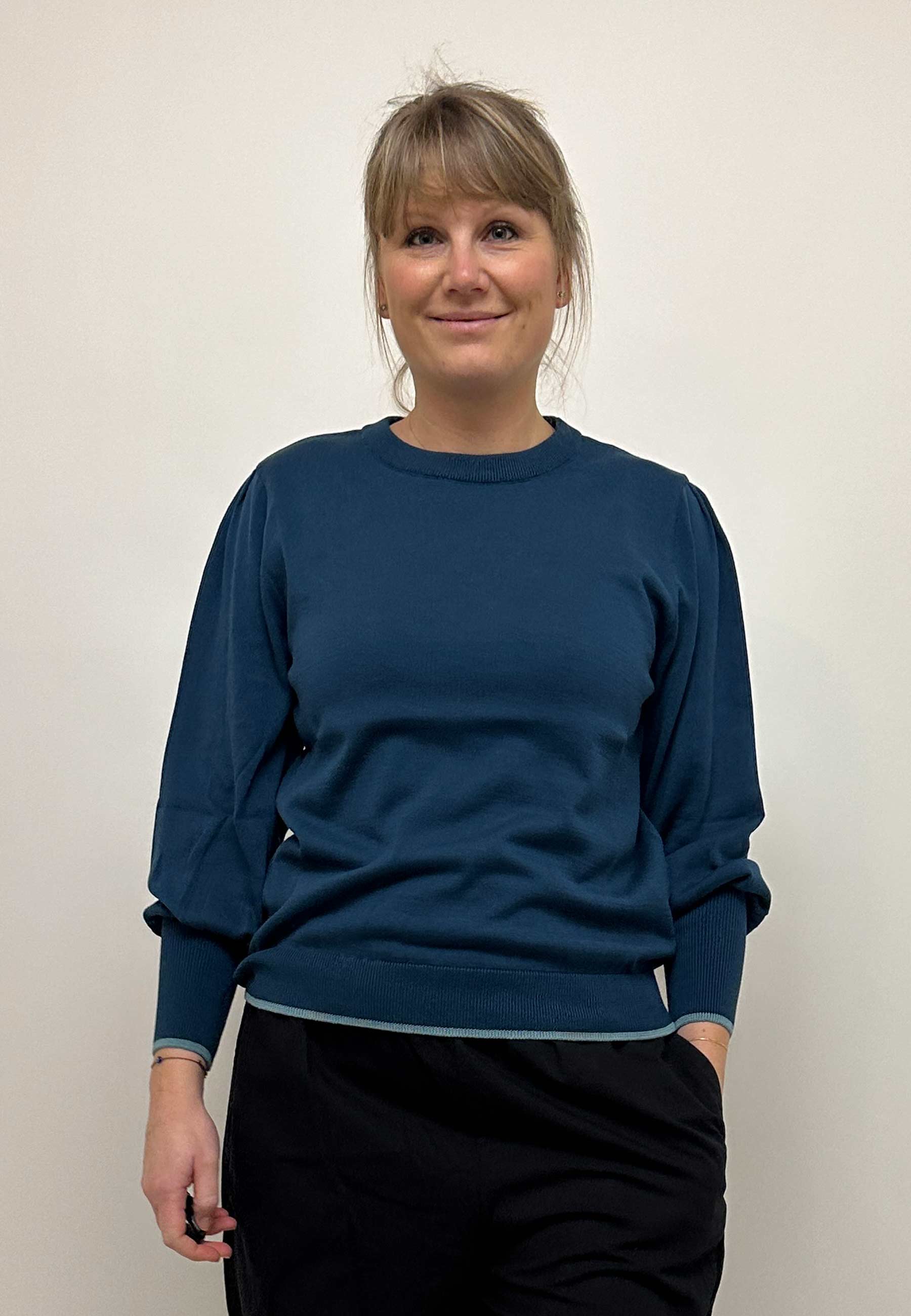 GROBUND Ingeborg Strickpullover – der petrolfarbene mit Kontrastrand