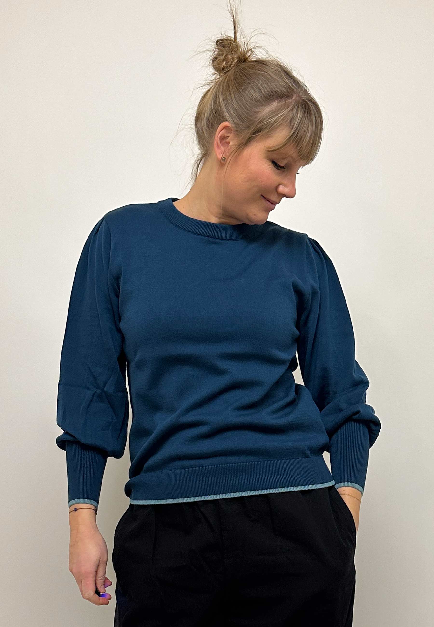 GROBUND Ingeborg Strickpullover – der petrolfarbene mit Kontrastrand