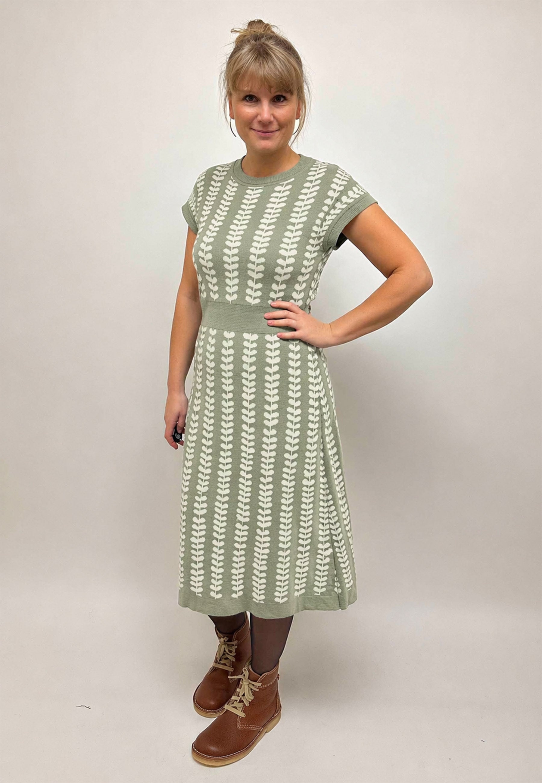 GROBUND Alma Kleid – das salbeigrüne mit Blättern