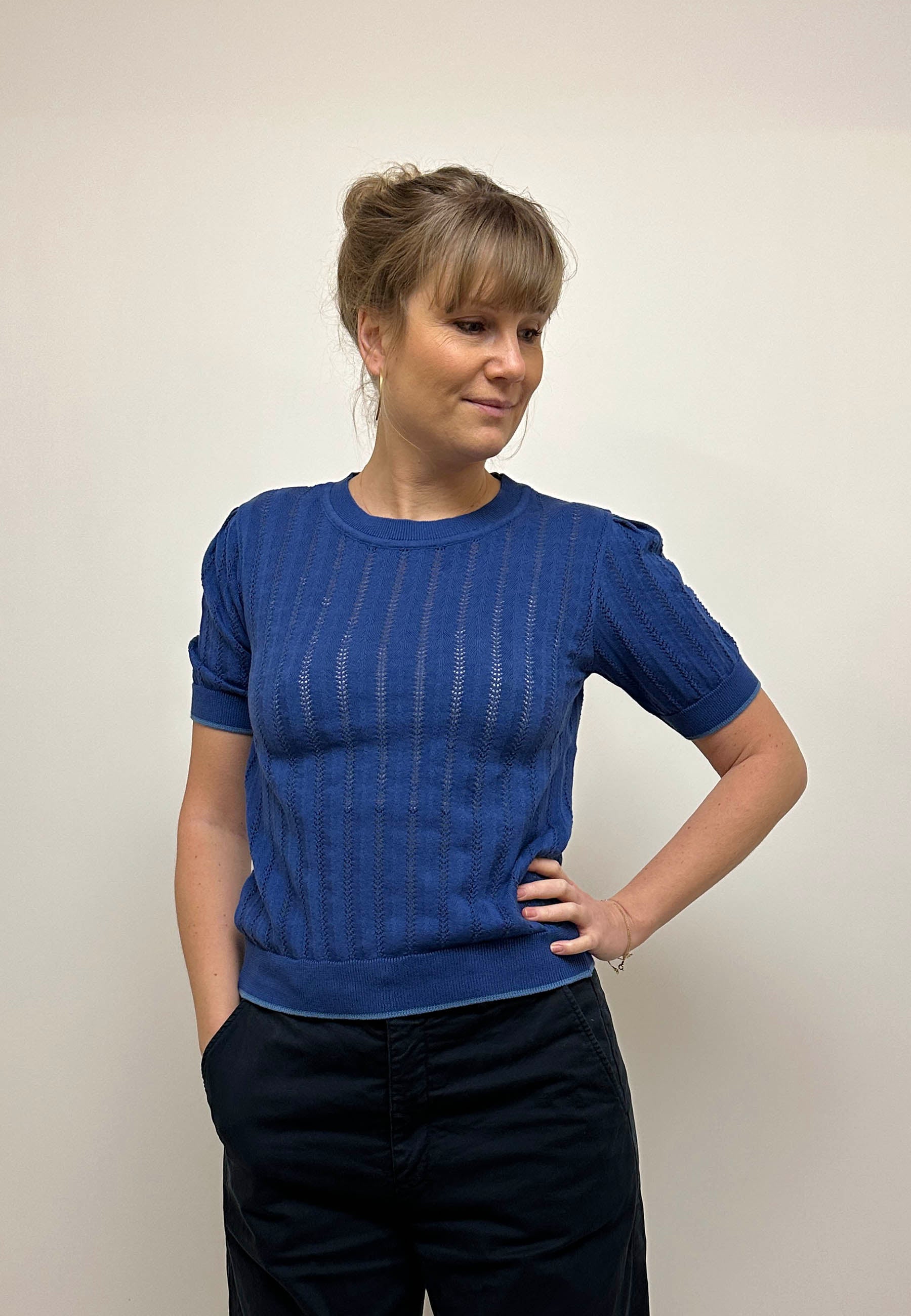 GROBUND Almine T-Shirt – das in klarem Blau mit Kontrastkante