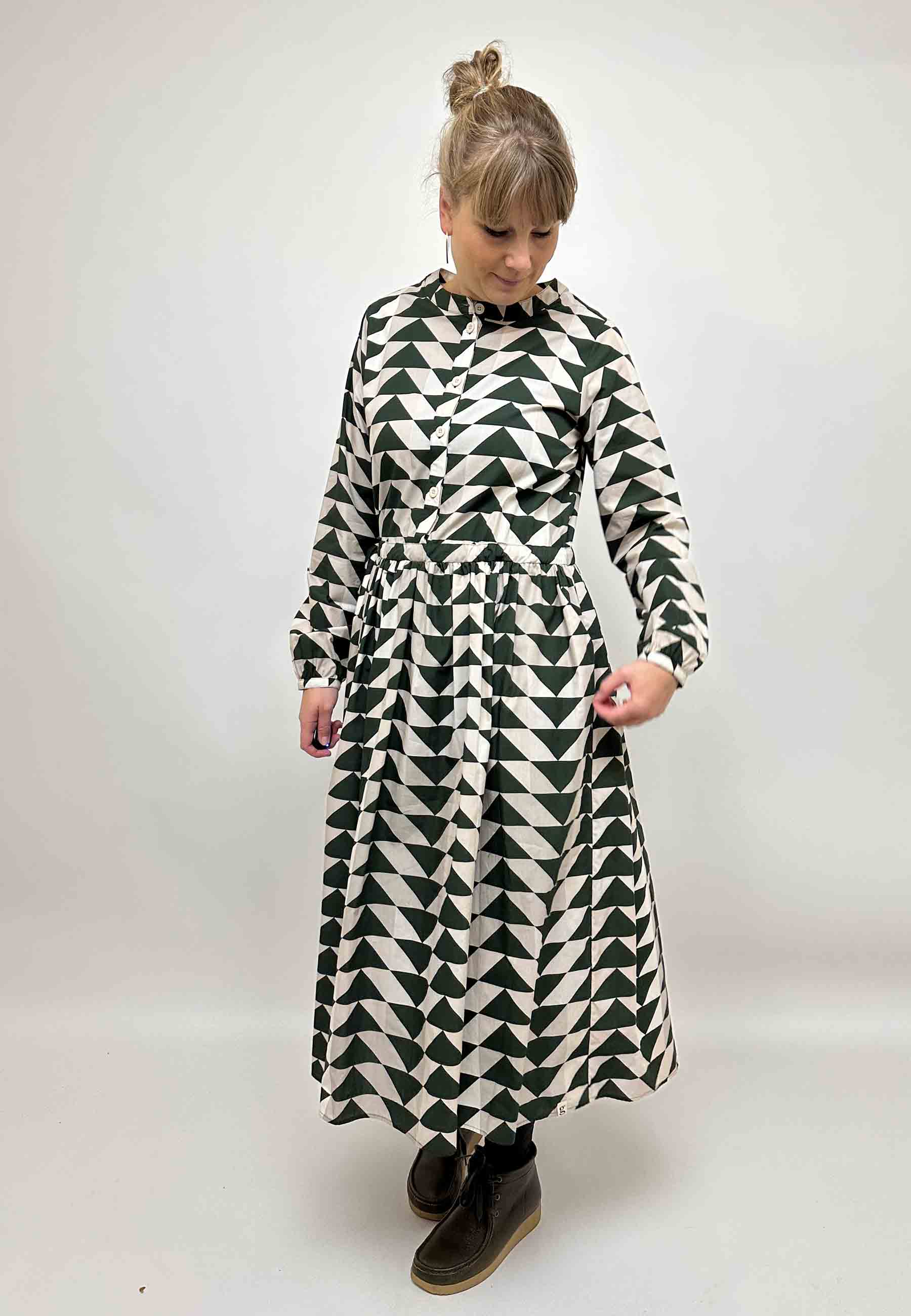 GROBUND Agnete Kleid - das mit dem grünen Steppmuster