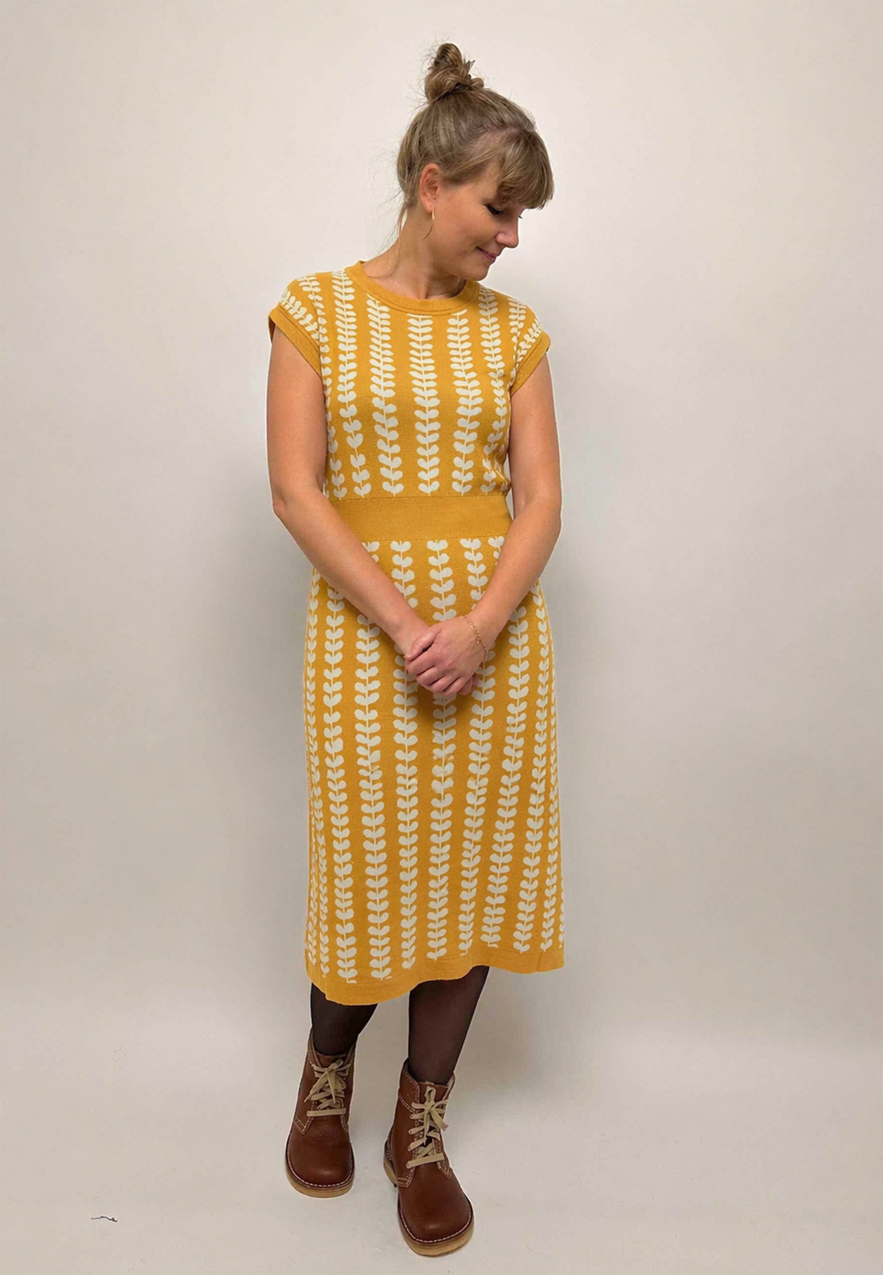 GROBUND Alma Kleid - das in Kurkuma mit Blättern