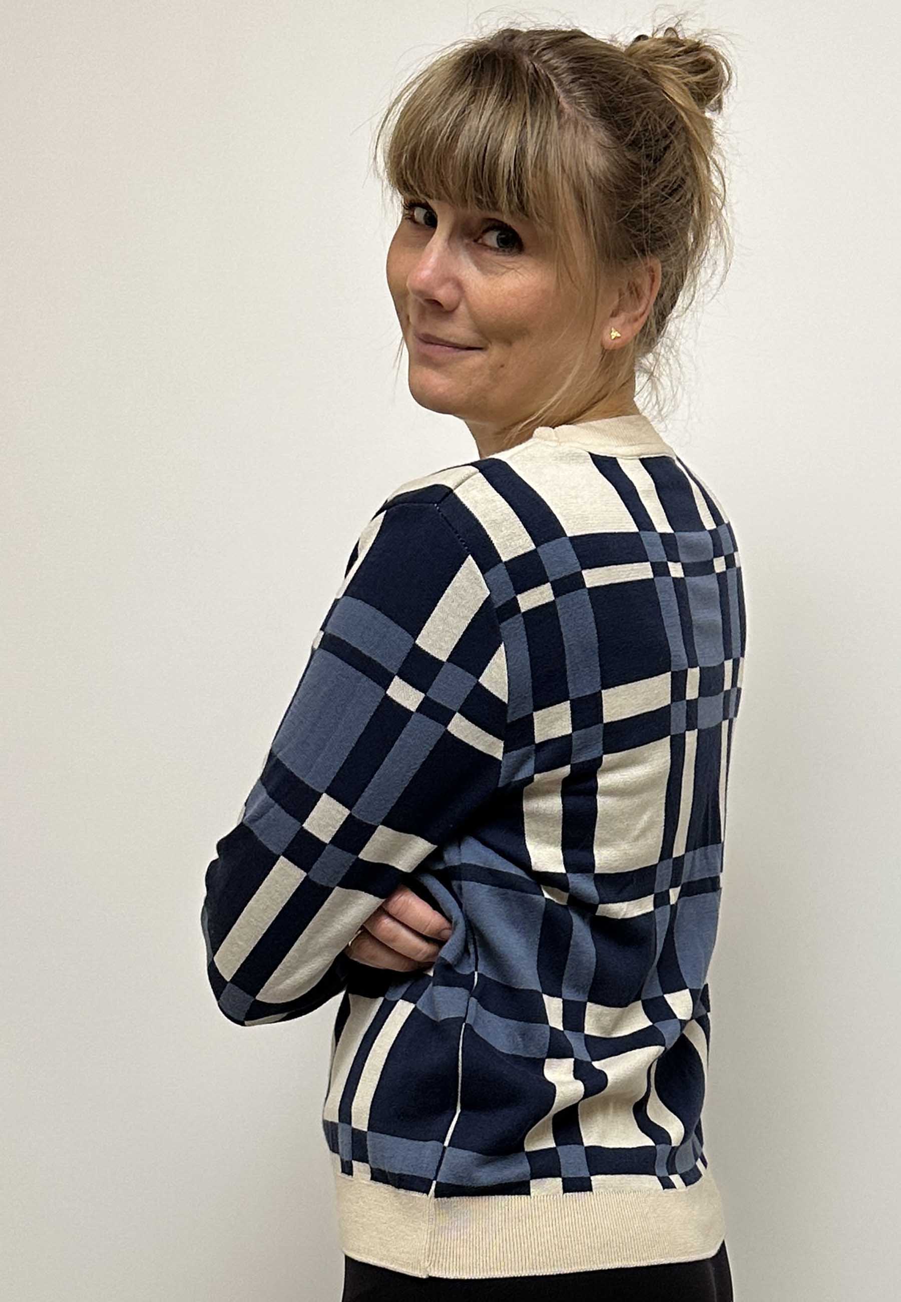 GROBUND Frida Strickpullover – der mit dem blauen Karomuster