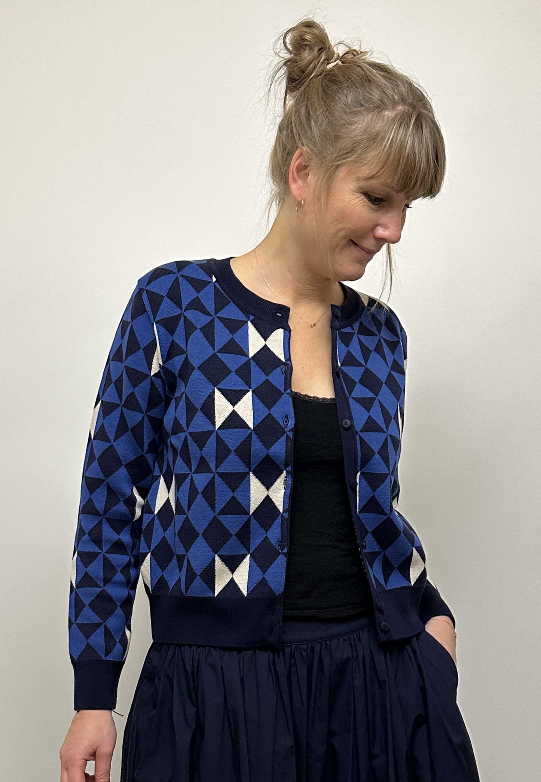 GROBUND Lydia Strickjacke - Bow Quilt Blue
