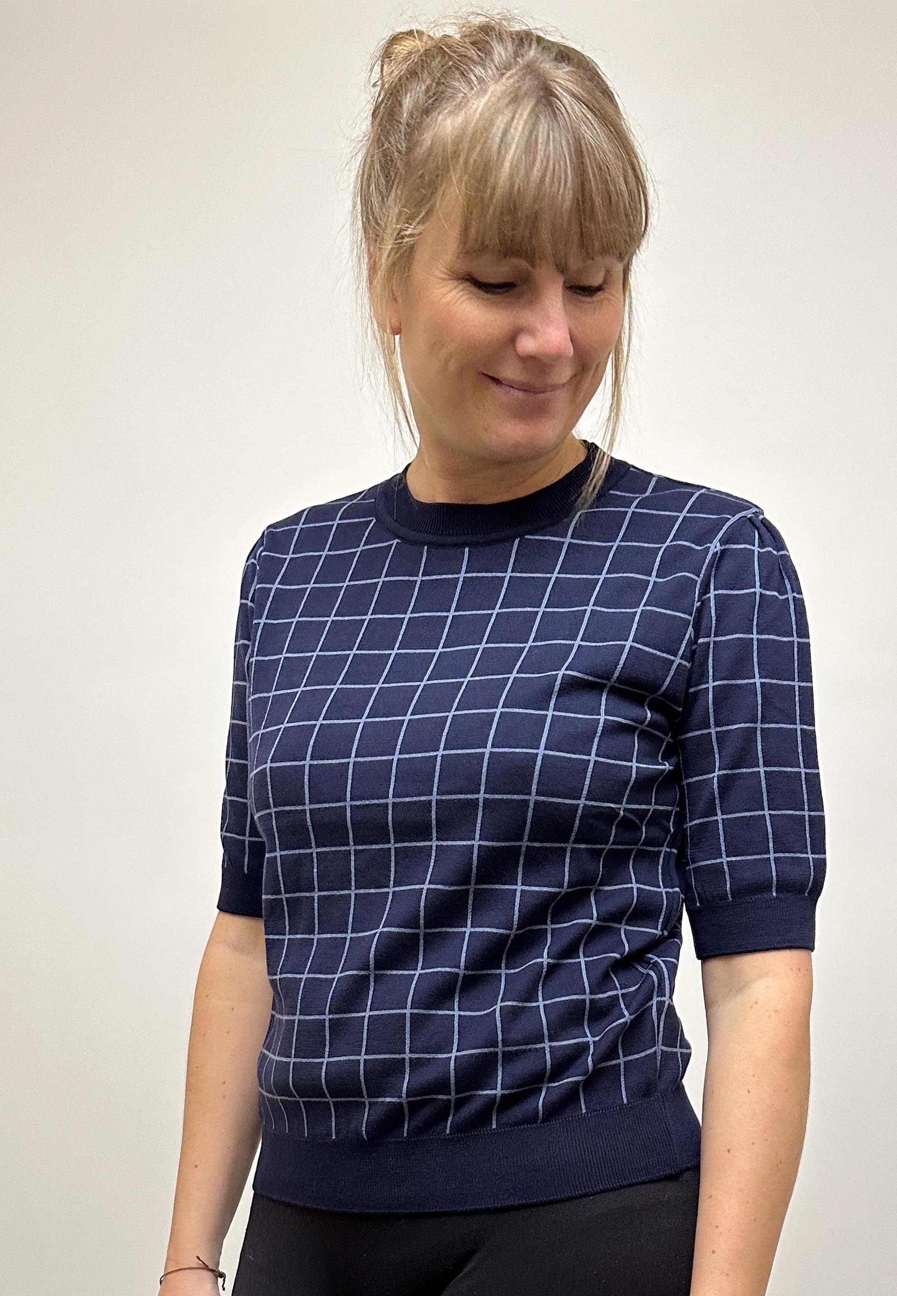 GROBUND Alva T-Shirt – mit navyblauem Gittermuster