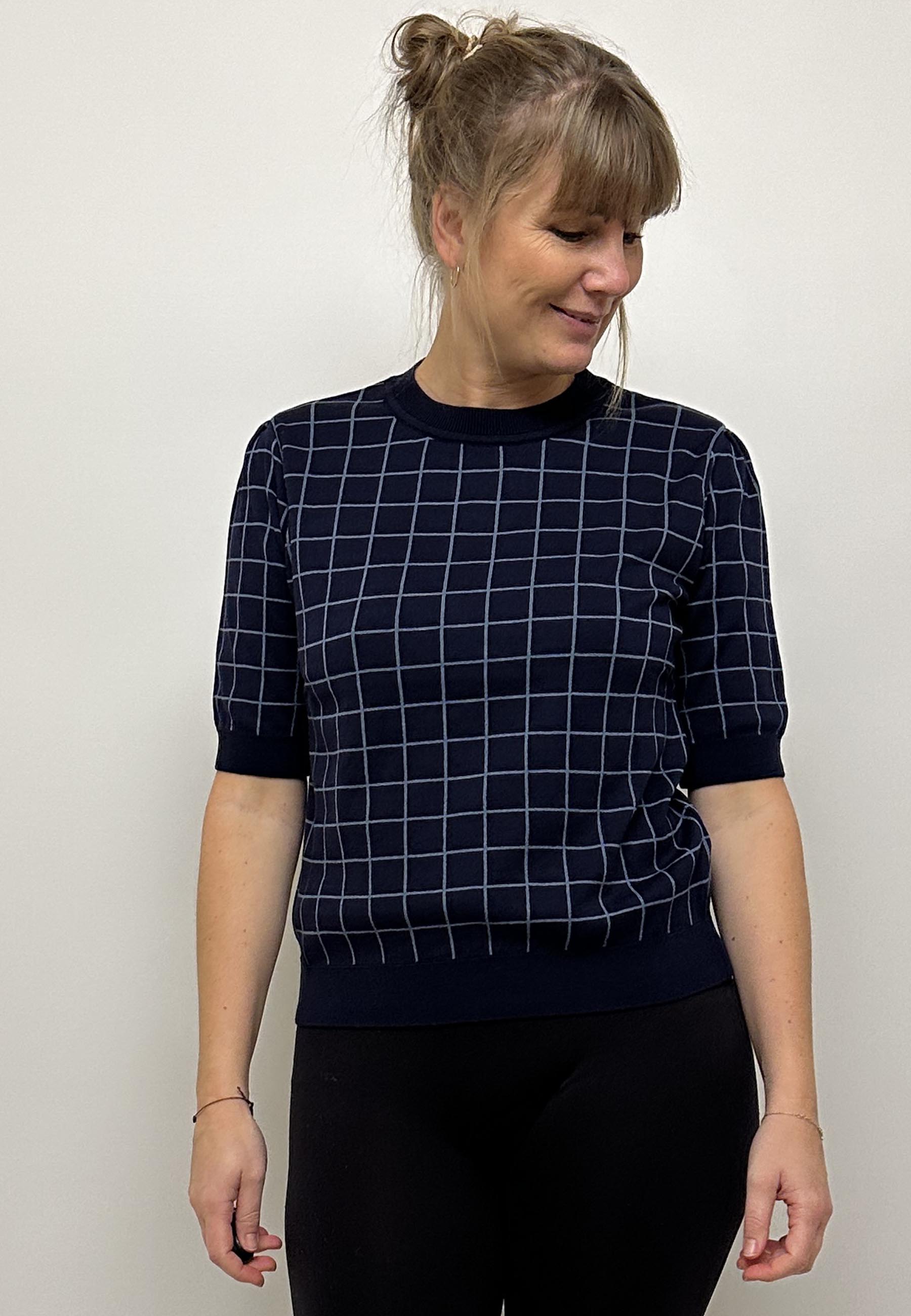 GROBUND Alva T-Shirt – mit navyblauem Gittermuster