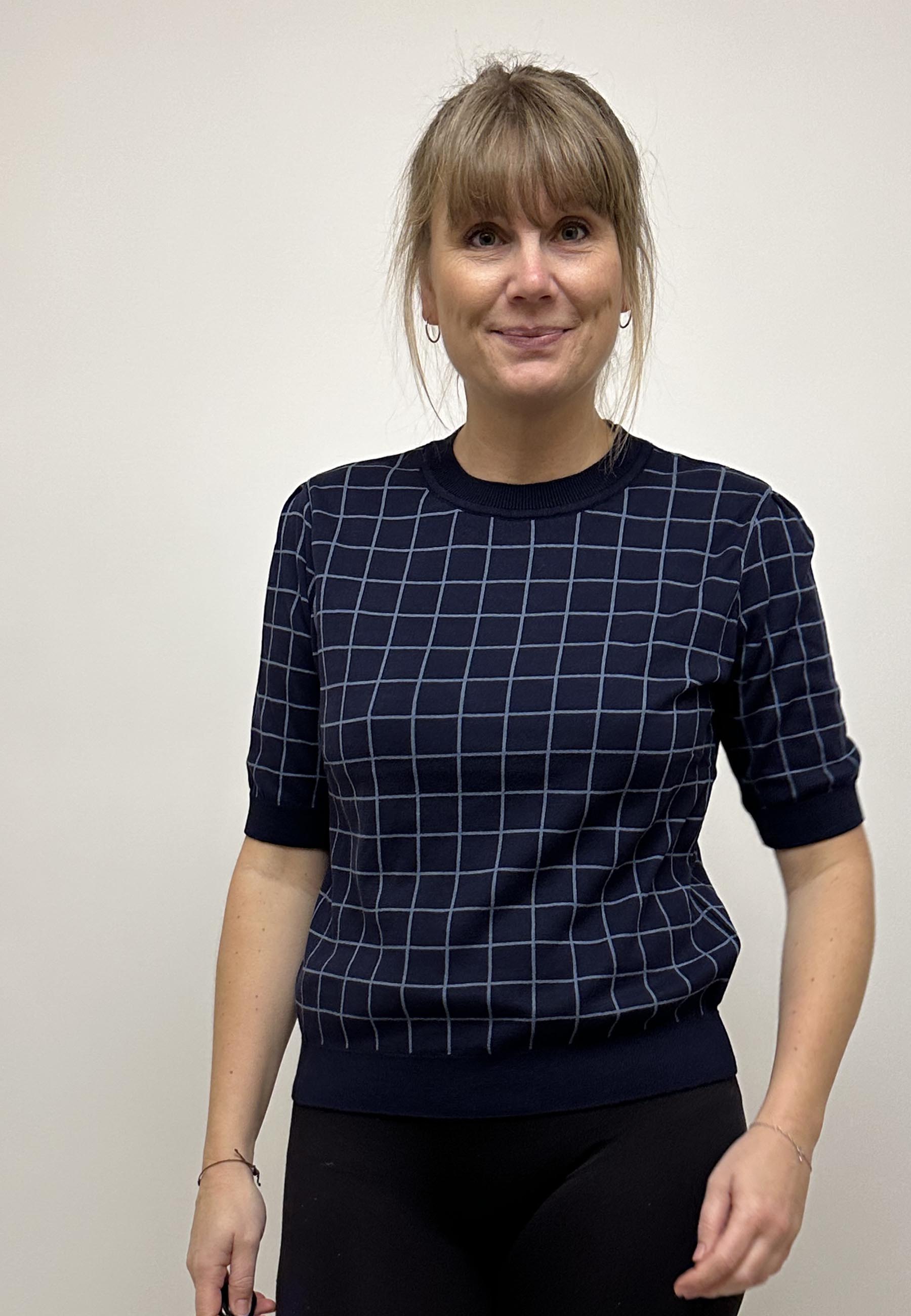 GROBUND Alva T-Shirt – mit navyblauem Gittermuster