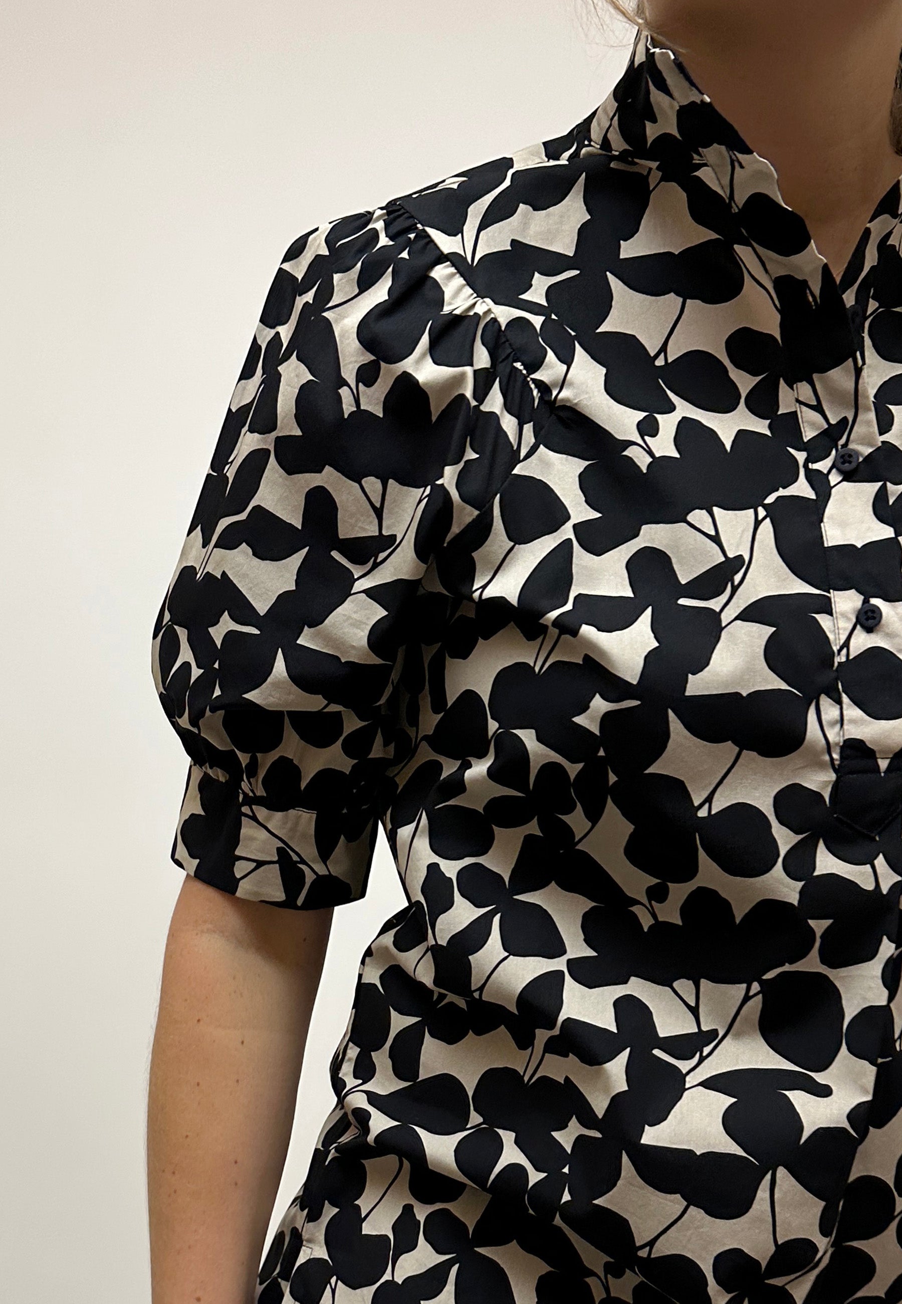 GROBUND Flora Hemd – das Kurzarmhemd mit Night Flower Print