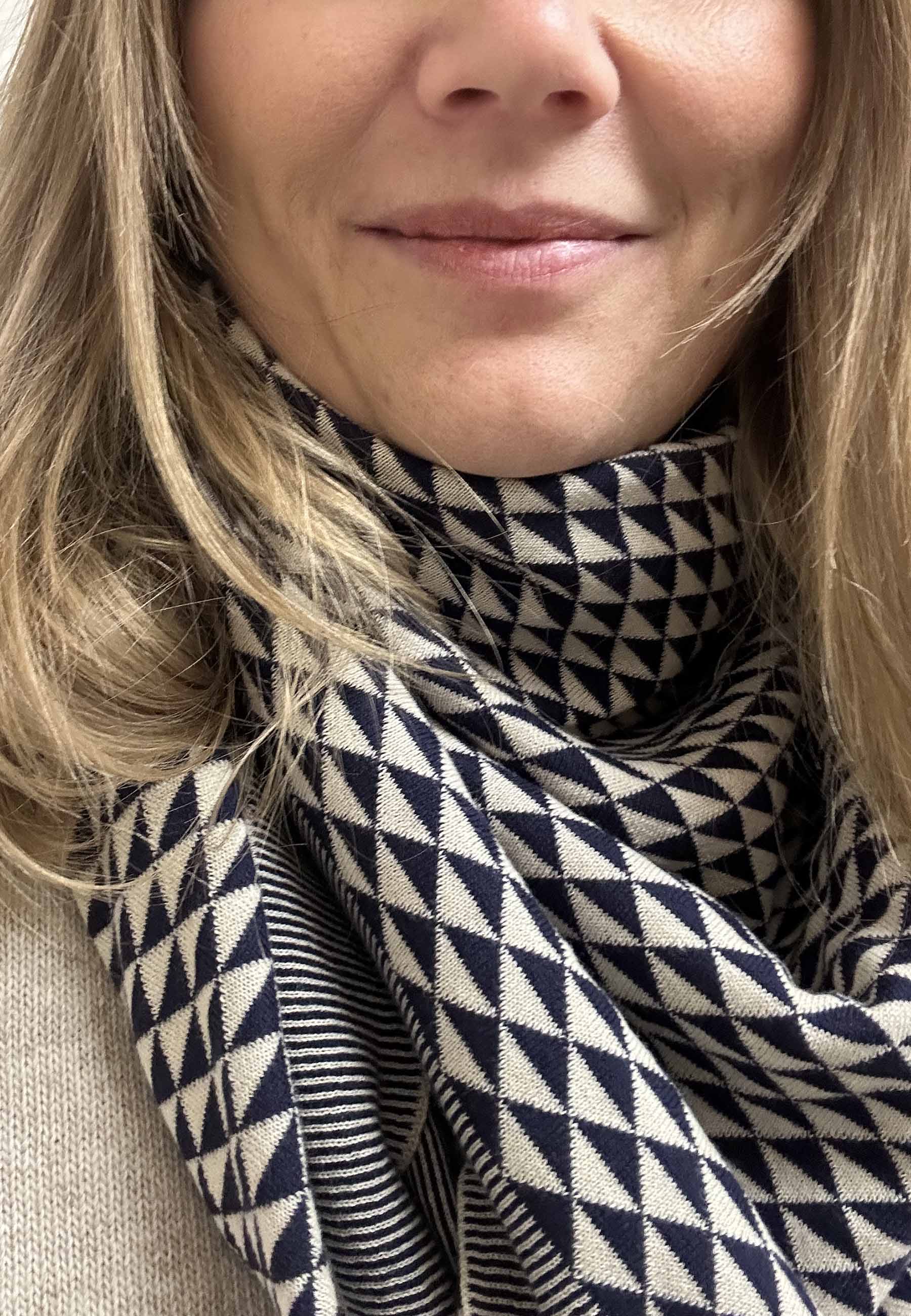GROBUND Lotte Strickschal - der mit Dreiecken in Marineblau