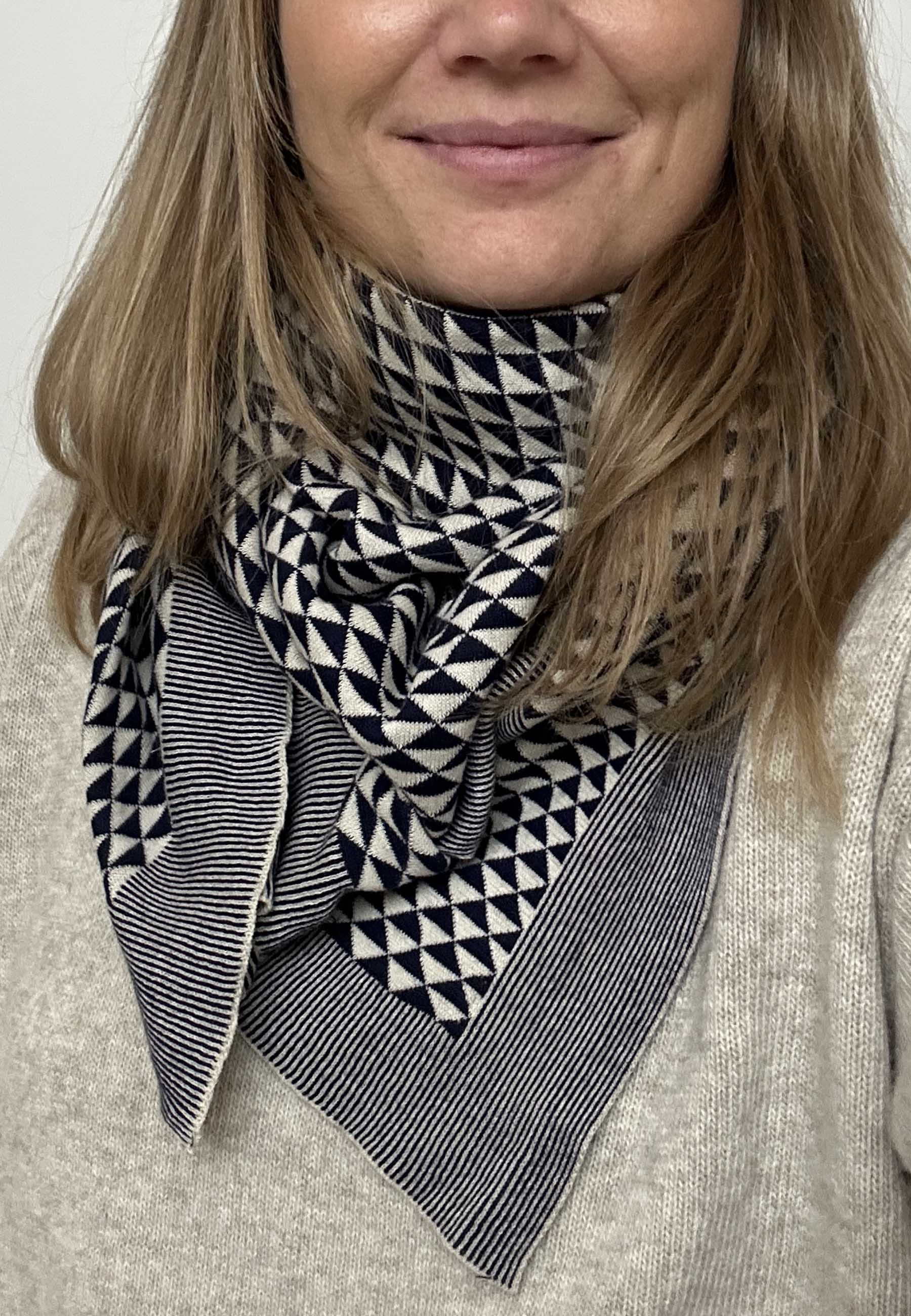GROBUND Lotte Strickschal - der mit Dreiecken in Marineblau