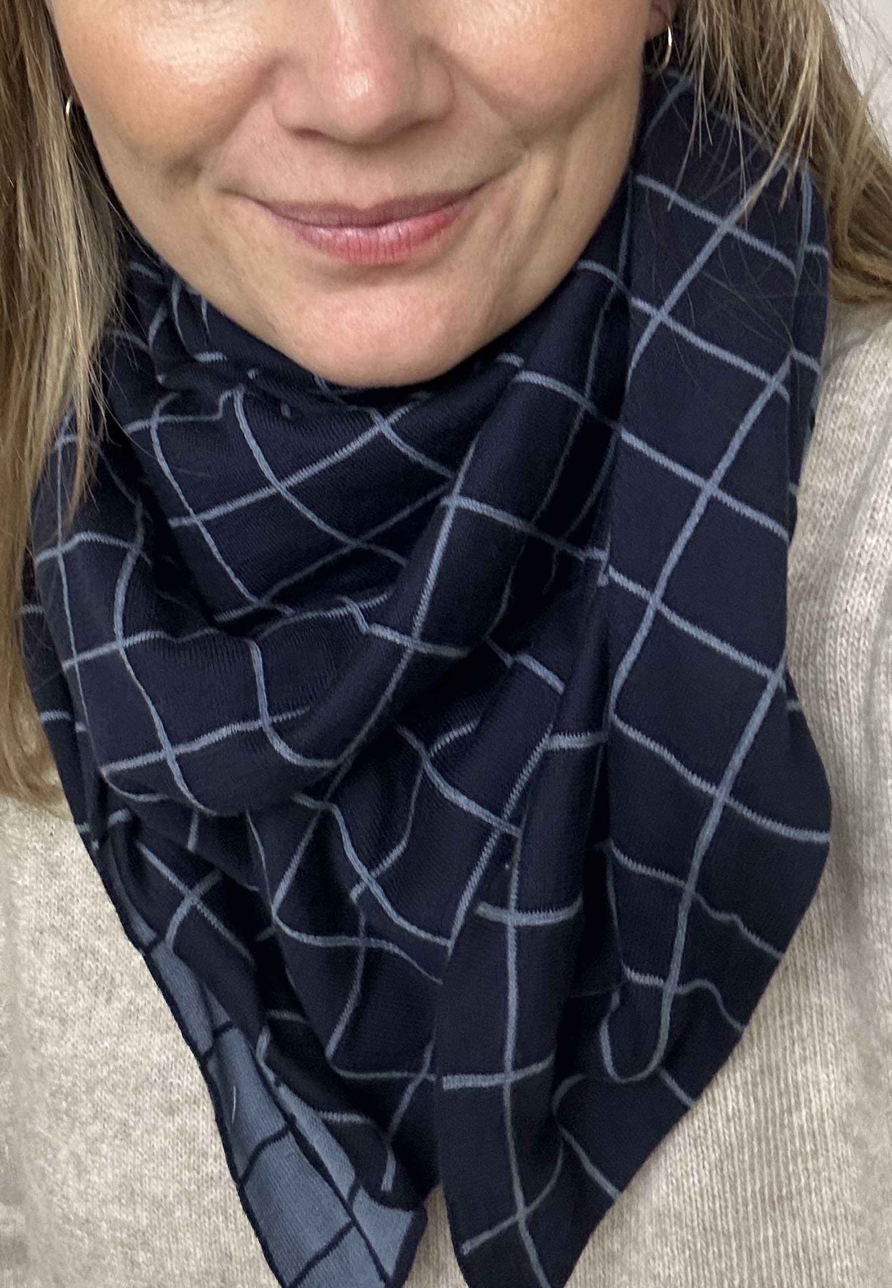 GROBUND Lotte Strickschal – mit marineblauem Gittermuster