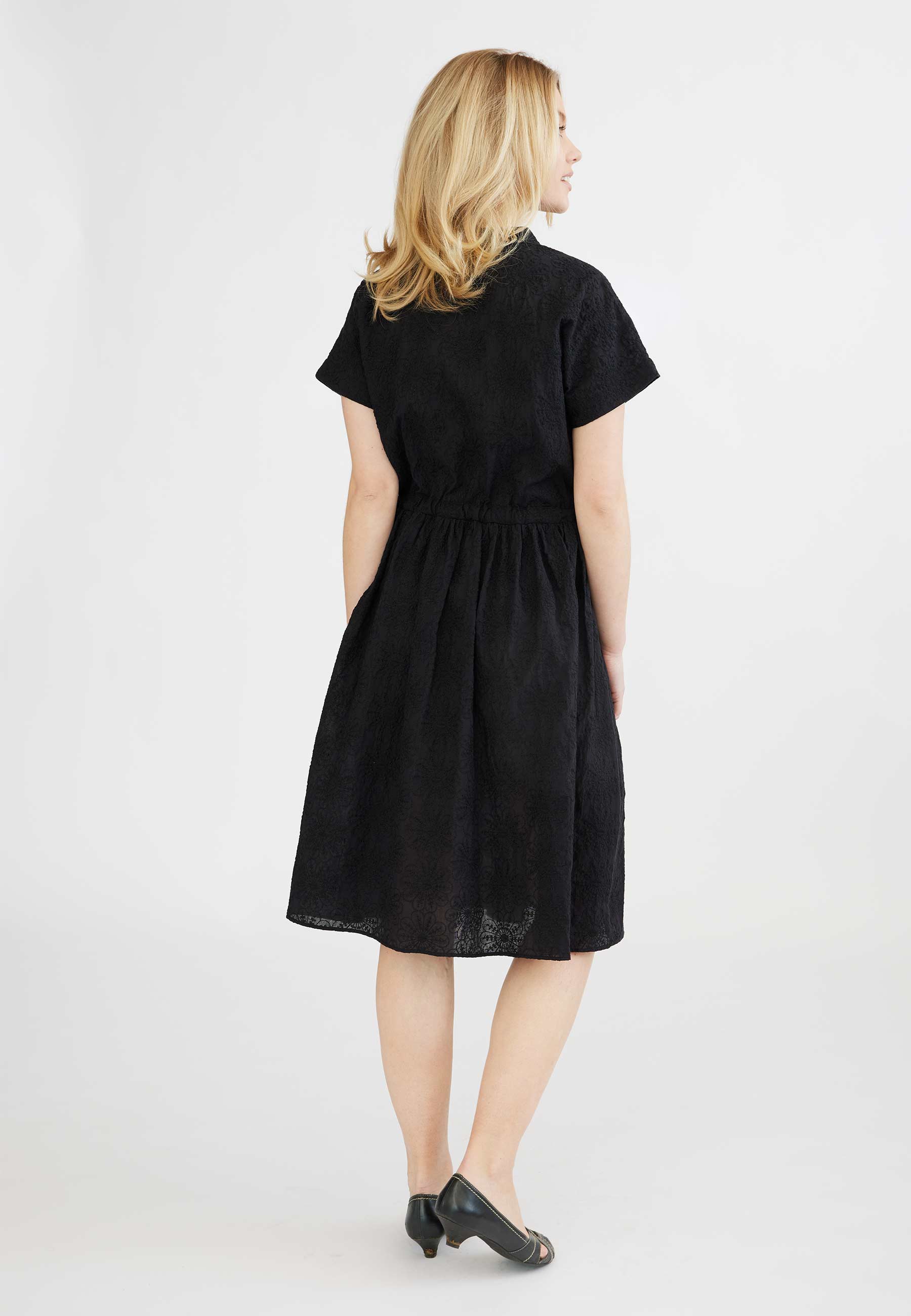 GROBUND Vigga Kleid - das mit Knöpfen in schwarzer Blumenstickerei