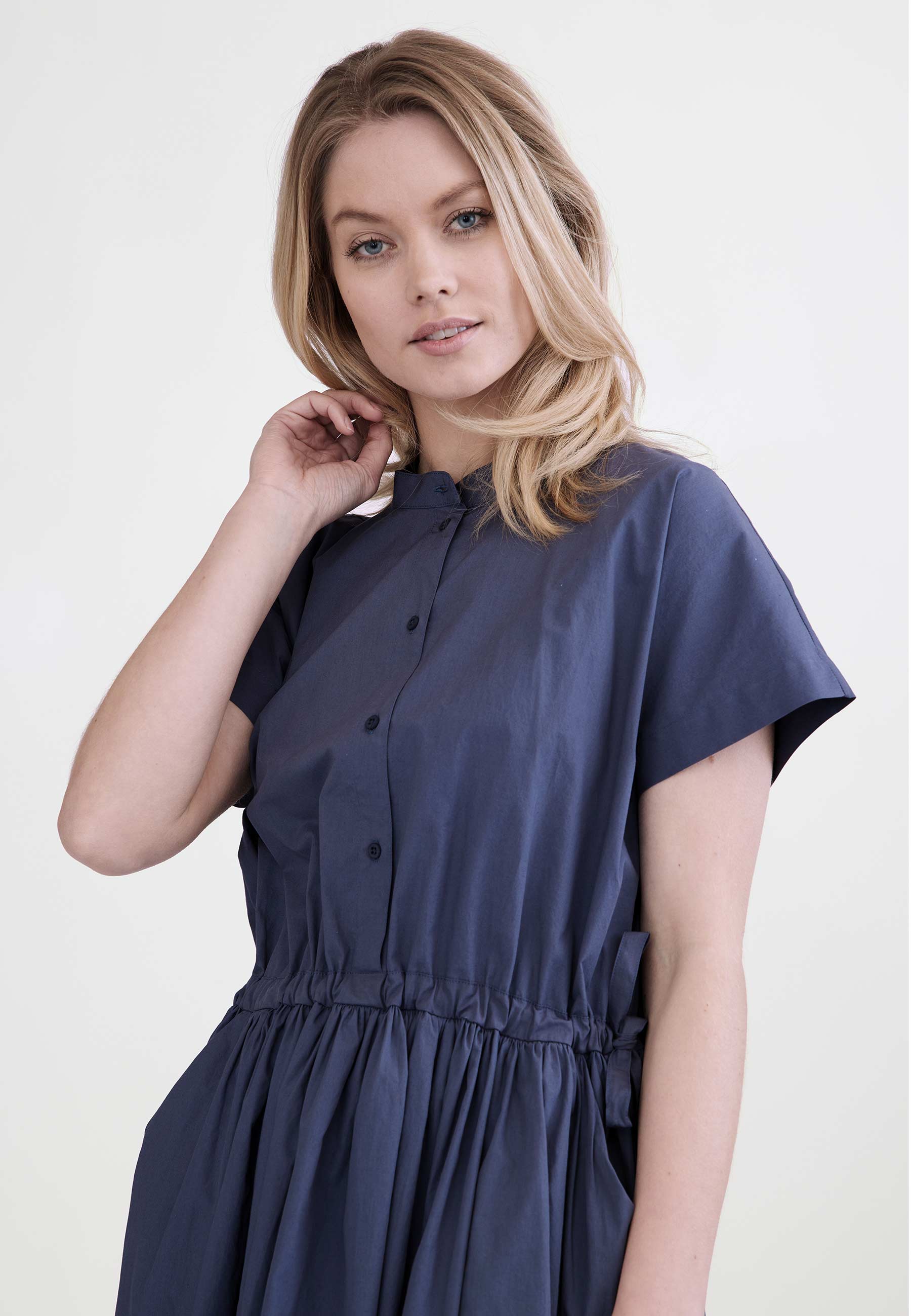 GROBUND Vigga Kleid - das mit Knöpfen in Vintage-Blau